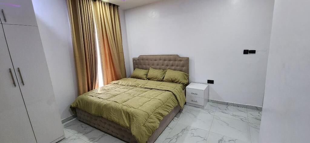 2 quartos, escrivaninha, ferros/tábuas de passar roupa