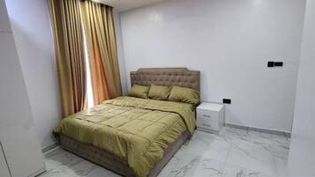 2 quartos, escrivaninha, ferros/tábuas de passar roupa