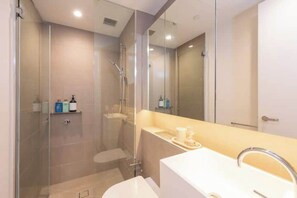 Dusche, Haartrockner, Shampoo