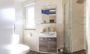 Dusche, Haartrockner, Handtücher, Seife