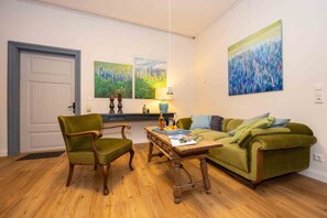 Una televisión, un reproductor de DVD, libros, una videoteca