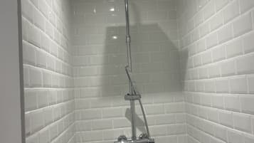 Douche, sĂšche-cheveux, serviettes fournies, savon