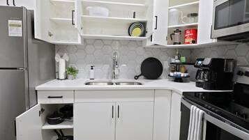 Jääkaappi, mikroaaltouuni, uuni, liesi