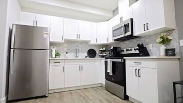 Refrigerador, microondas, horno y parrilla de estufa