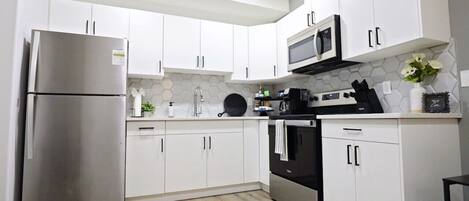 Frigorífico, microondas, horno y placa de cocina