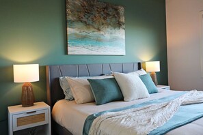 4 chambres, bureau, fer et planche à repasser, lit de bébé portatif