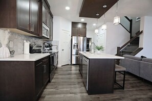 Réfrigérateur, four à micro-ondes, un four, surface de cuisson