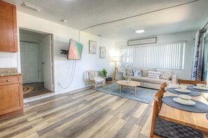 43-inch Smart TV with cable channels - Daytona Shores Inn & Suites (Daytona Beach Shores)