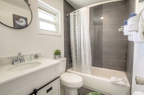 Kondominium Keluarga, Beberapa Tempat Tidur, 2 kamar mandi, pemandangan samudra | Kamar mandi | Shower, perlengkapan mandi gratis, pengering rambut, dan handuk