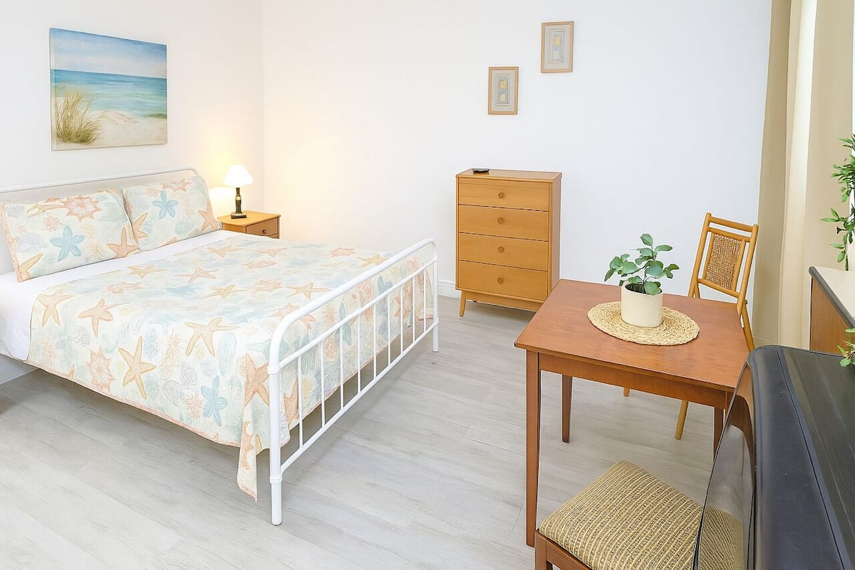 1 bedroom, Egyptian cotton sheets, premium bedding, pillowtop beds
