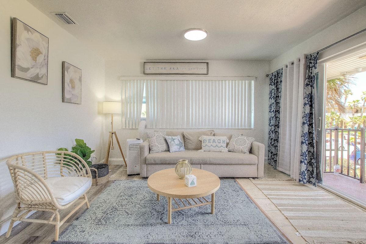 Bloc d'apartaments, diversos llits, 2 banys, vistes parcials a l'oceà | Matalassos amb encoixinament addicional i decoració individual