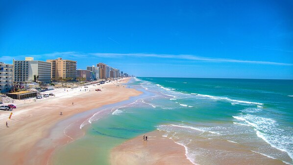 On the beach - Daytona Shores Inn & Suites (Daytona Beach Shores)