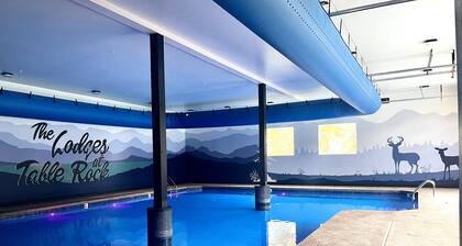 Near SDC Walk to Indoor&Outdoor Pools!