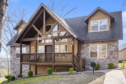 Lodge Near SDC with 4 King Suites