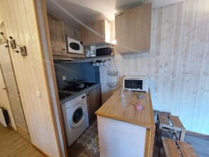 Fridge, microwave, coffee/tea maker, toaster