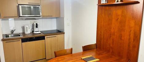 Kühlschrank, Mikrowelle, Geschirrspüler