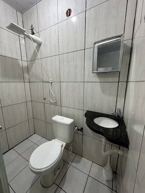 Maison de base | Salle de bain | Douche, séchoir à cheveux, serviettes fournies, papier de toilette