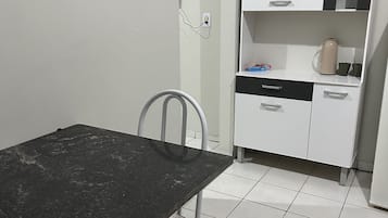 Casa básica | Cocina privada | Refrigerador, tostadora, licuadora y utensilios de cocina