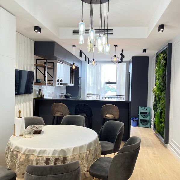Luxury Apartment, Mixed Dorm | Microwave