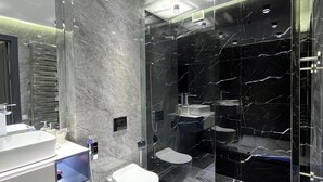 Departamento de lujo, dormitorio mixto | Baño | Toallas 