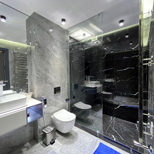 Luxury Apartment, Mixed Dorm | Bathroom | Towels