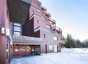 Un edificio de varios pisos con un letrero que dice 'Les Belle Challes'.