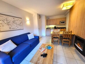 TV, fireplace - 150m from resort center, 2nd floor, view valley/ski lifts, swimming pool, sauna, balcony (Les Orres)