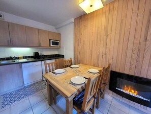 Dining - 150m from resort center, 2nd floor, view valley/ski lifts, swimming pool, sauna, balcony (Les Orres)