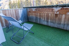 Property grounds - 200m from resort center, 1st floor, view valley/exceptional, swimming pool, balcony, tv, ski locker (Les Orres)