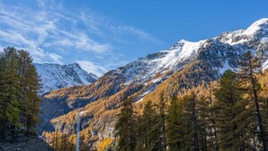 A mountainous landscape with snow-covered peaks and autumn-colored trees. - 200m from ski slopes, 1st floor, view valley/exceptional, swimming pool, balcony, tv, ski locker (Les Orres)