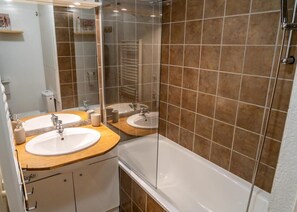 Bathroom - 200m from resort center, 1st floor, view valley/exceptional, swimming pool, balcony, tv, ski locker (Les Orres)