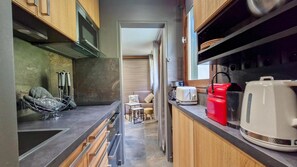 Réfrigérateur, micro-ondes, lave-vaisselle, cafetière/bouilloire