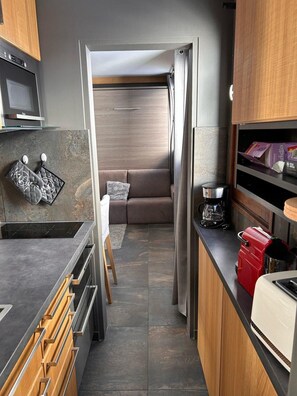 Refrigerador, microondas, lavavajillas, cafetera/tetera