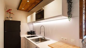 Microwave, dishwasher, coffee/tea maker, toaster