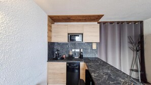 Fridge, microwave, dishwasher, coffee/tea maker