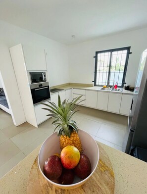 冰箱、微波炉、烤箱、炉灶