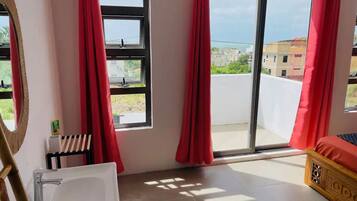 3 bedrooms, desk, iron/ironing board, free WiFi