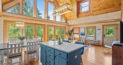 Lakefront Cabin on Lake Keowee. Kayaks, paddle boards, modern & cozy!