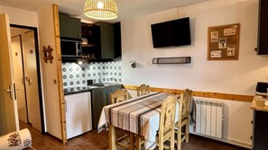 Dining - 180m from shops, 2nd floor, view valley, balcony, tv, 24m², Alpe d'Huez (L'Alpe d'Huez)
