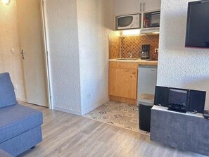 Interior - 50m from resort center, 4th floor, view mountain, swimming pool, balcony, tv, ski locker, 20m² (Risoul)