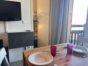 Interior - 50m from resort center, 4th floor, view mountain, swimming pool, balcony, tv, ski locker, 20m² (Risoul)