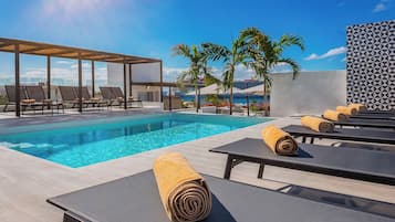 Piscine extérieure, chaises longues