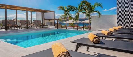 Ulkouima-allas, aurinkotuoleja