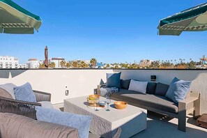 Property grounds - Brand New Beach House Fun, Stroll to Downtown, Steps to Beach (Oceanside)