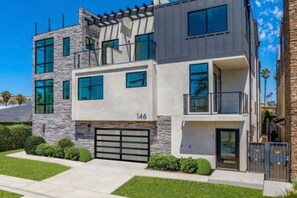 Exterior - Brand New Beach House Fun, Stroll to Downtown, Steps to Beach (Oceanside)