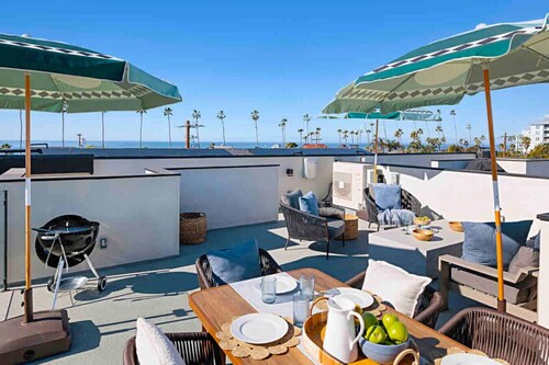 Brand New Beach House Fun, Stroll to Downtown, Steps to Beach