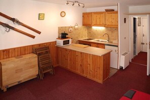 Kjøleskap, mikrobølgeovn og kaffetrakter/tekoker