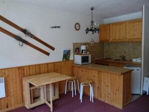 Kjøleskap, mikrobølgeovn og kaffetrakter/tekoker