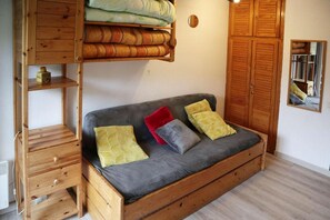 Living area - 50m from ski slopes, 2nd floor, balcony, tv, ski locker, 22m², Les Orres (Les Orres)