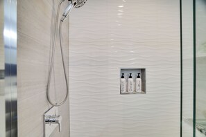Dusche, Haartrockner, Handtücher, Seife